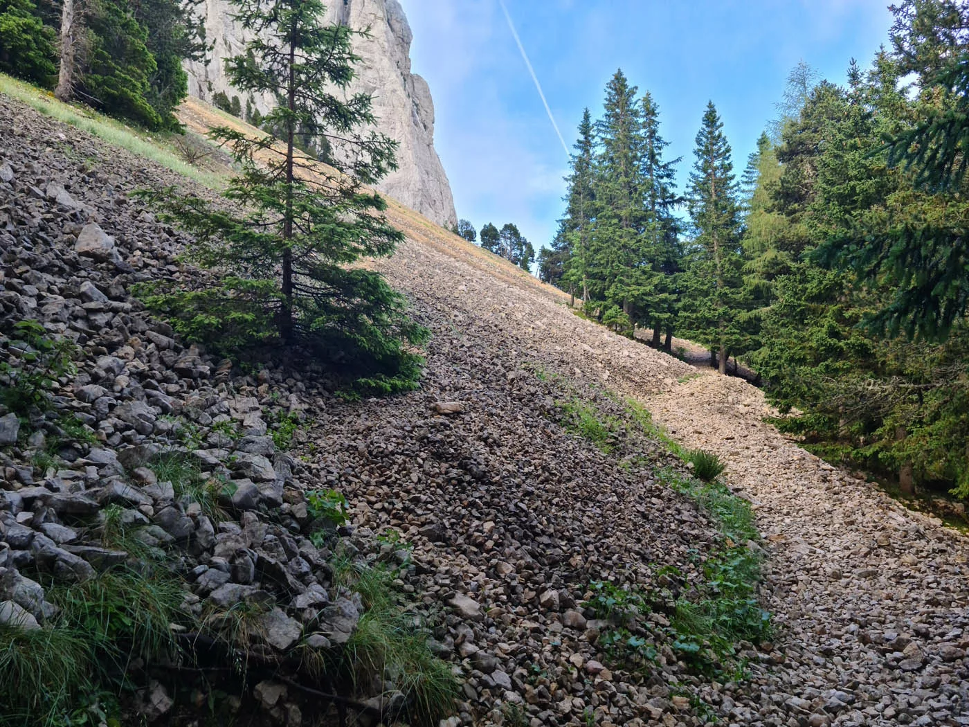 arrivée pierrier sous le socle